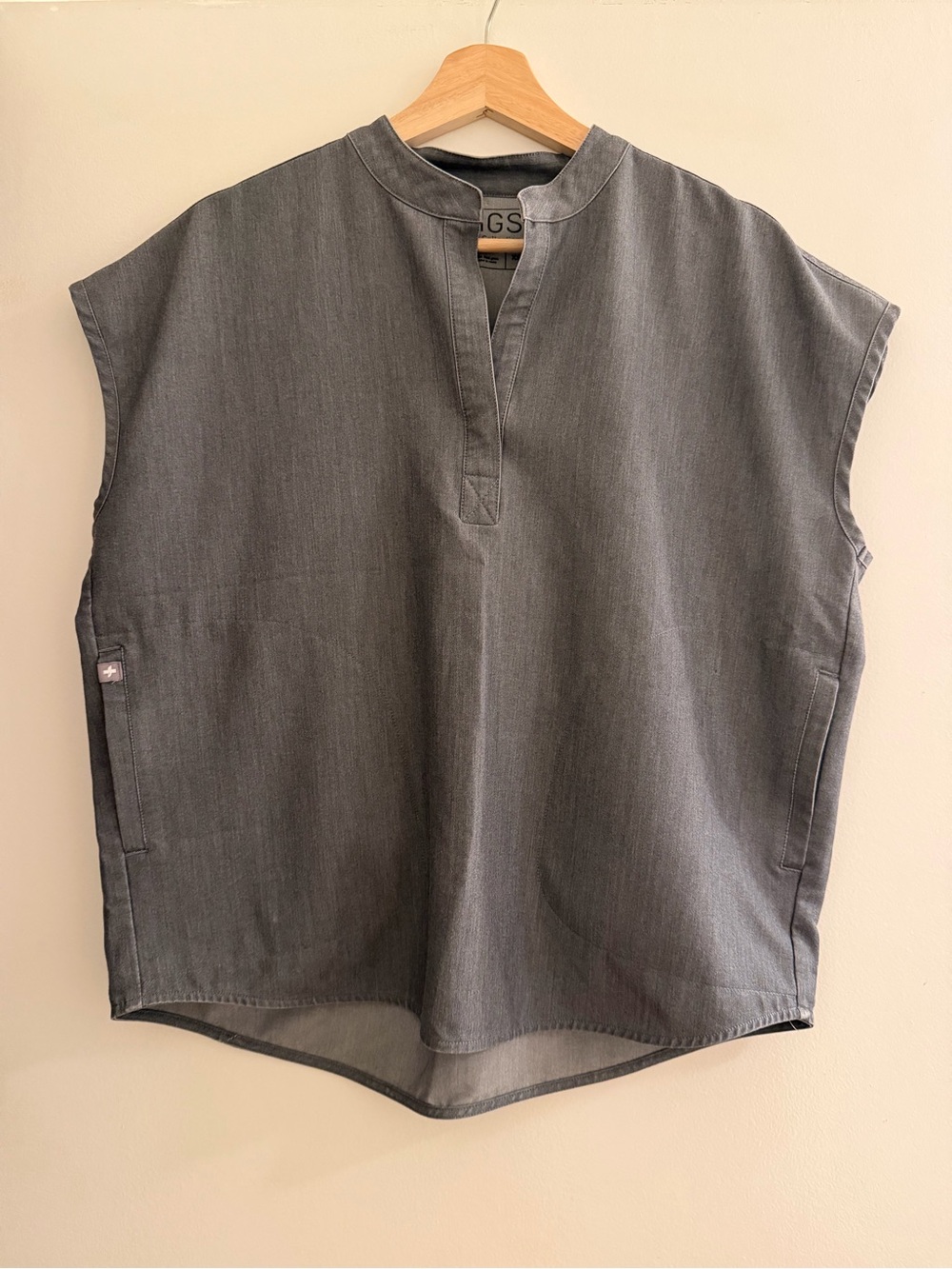 FIGS Graphite Raphael’s Scrub Top Size XS